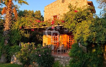 Eski Datça'da Satılık Geniş Bahçeli ve Havuzlu Taş Villa
