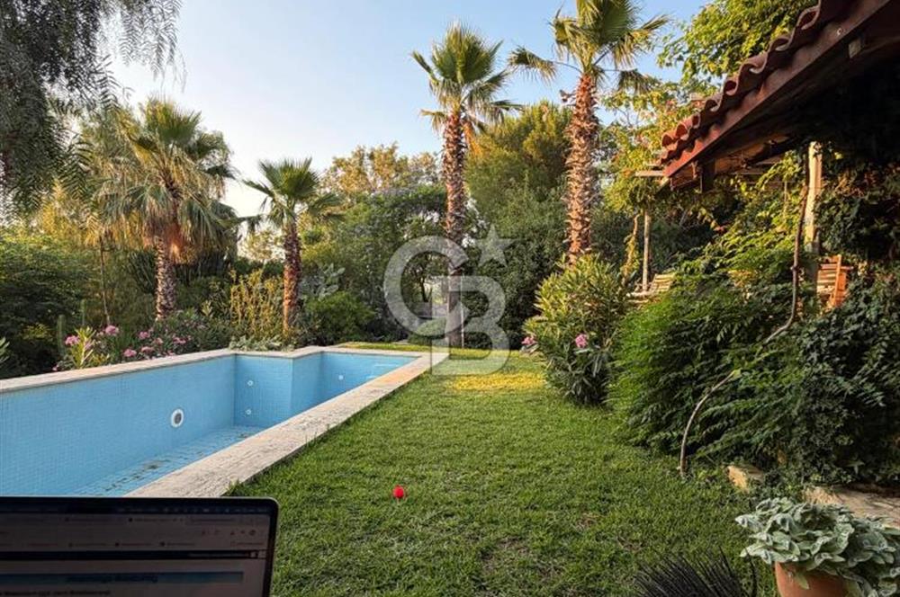 Eski Datça'da Satılık Geniş Bahçeli ve Havuzlu Taş Villa