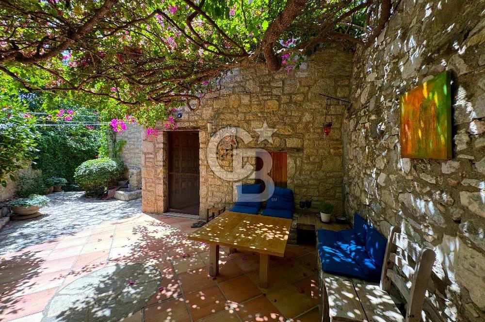 Eski Datça'da Satılık Geniş Bahçeli ve Havuzlu Taş Villa