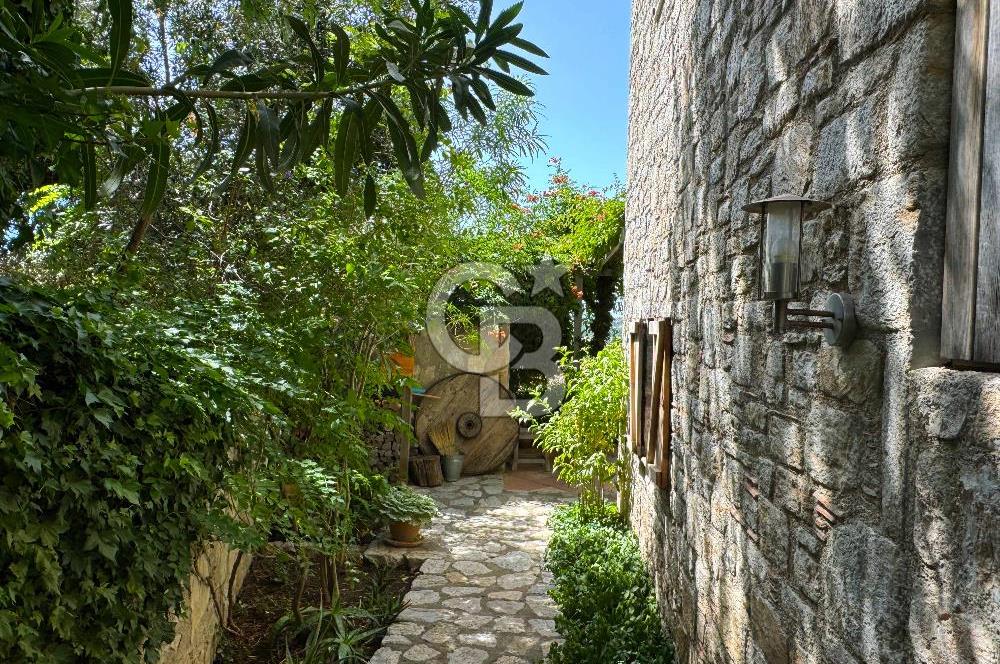 Eski Datça'da Satılık Geniş Bahçeli ve Havuzlu Taş Villa