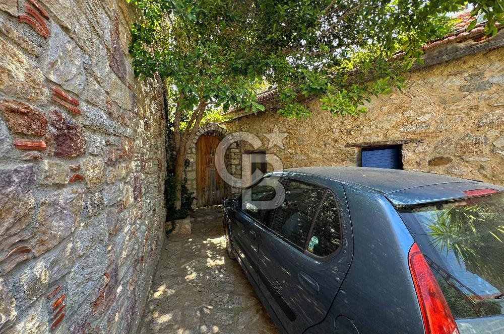 Eski Datça'da Satılık Geniş Bahçeli ve Havuzlu Taş Villa