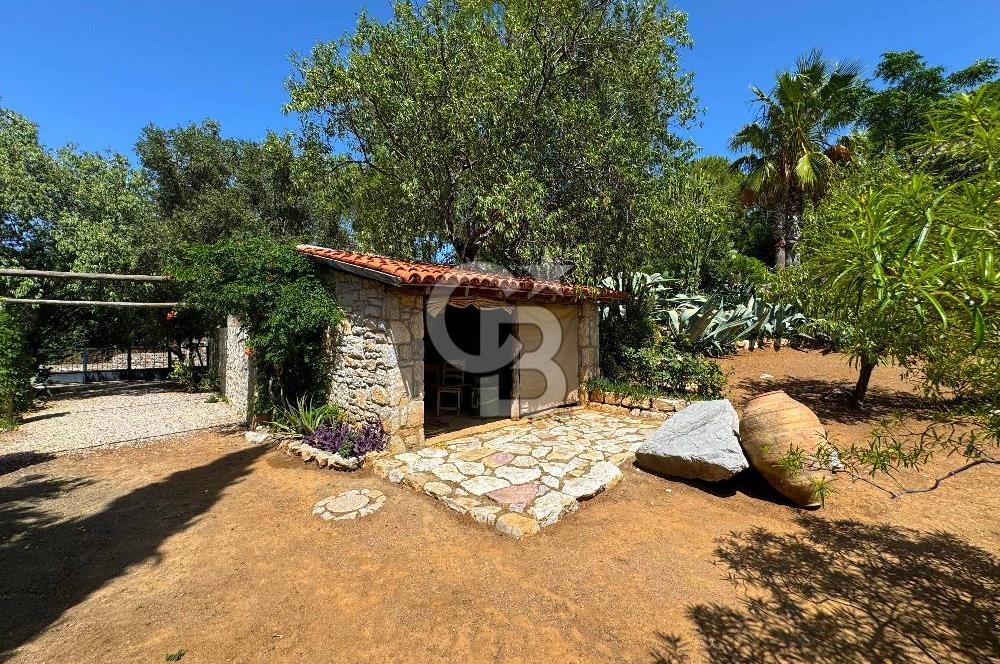 Eski Datça'da Satılık Geniş Bahçeli ve Havuzlu Taş Villa