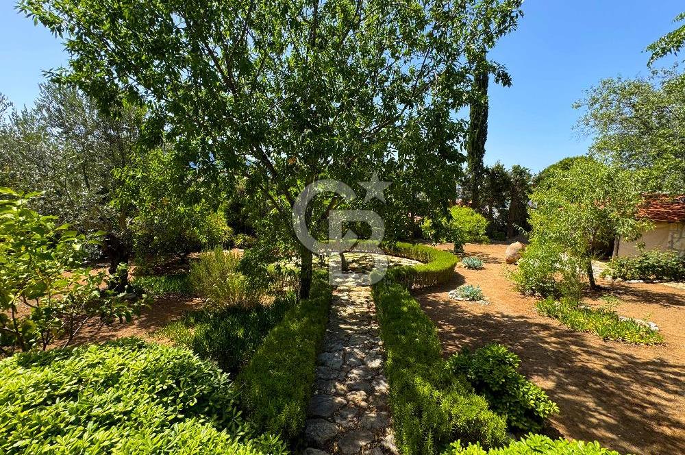 Eski Datça'da Satılık Geniş Bahçeli ve Havuzlu Taş Villa