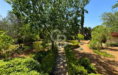 Eski Datça'da Satılık Geniş Bahçeli ve Havuzlu Taş Villa