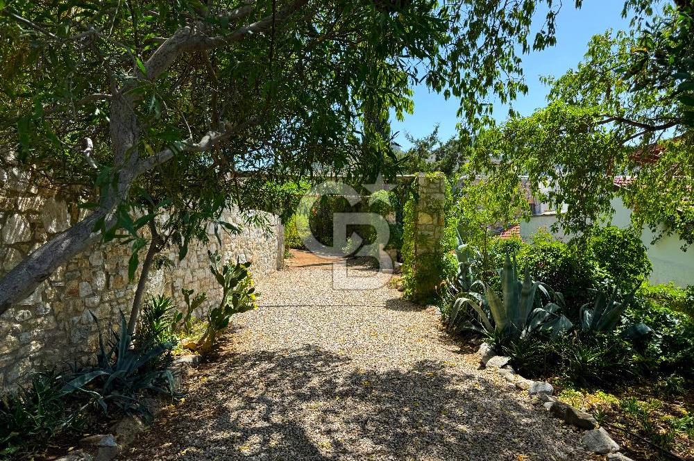 Eski Datça'da Satılık Geniş Bahçeli ve Havuzlu Taş Villa