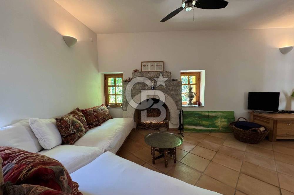 Eski Datça'da Satılık Geniş Bahçeli ve Havuzlu Taş Villa