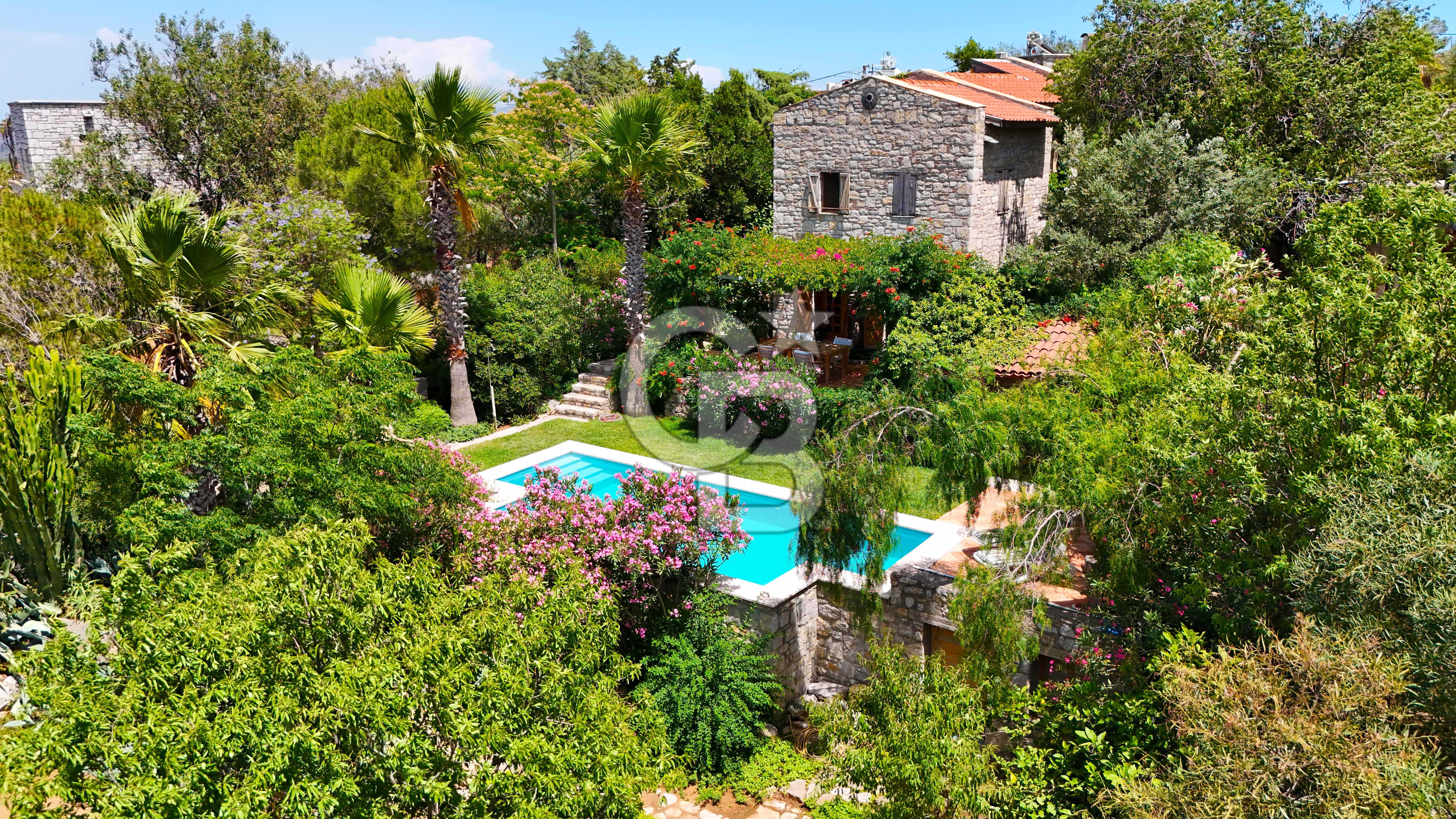 Eski Datça'da Satılık Geniş Bahçeli ve Havuzlu Taş Villa