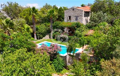 Eski Datça'da Satılık Geniş Bahçeli ve Havuzlu Taş Villa