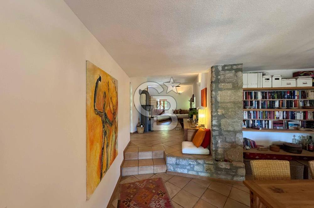 Eski Datça'da Satılık Geniş Bahçeli ve Havuzlu Taş Villa