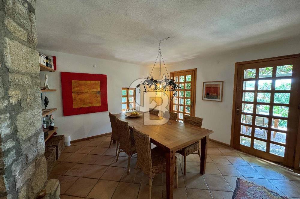 Eski Datça'da Satılık Geniş Bahçeli ve Havuzlu Taş Villa