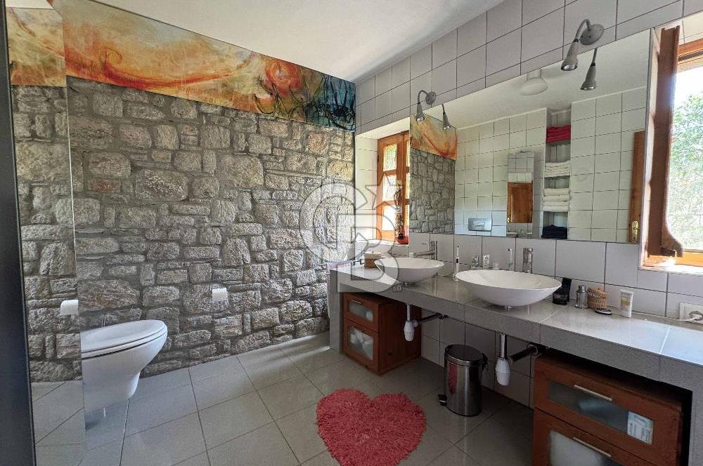 Eski Datça'da Satılık Geniş Bahçeli ve Havuzlu Taş Villa