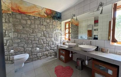 Eski Datça'da Satılık Geniş Bahçeli ve Havuzlu Taş Villa