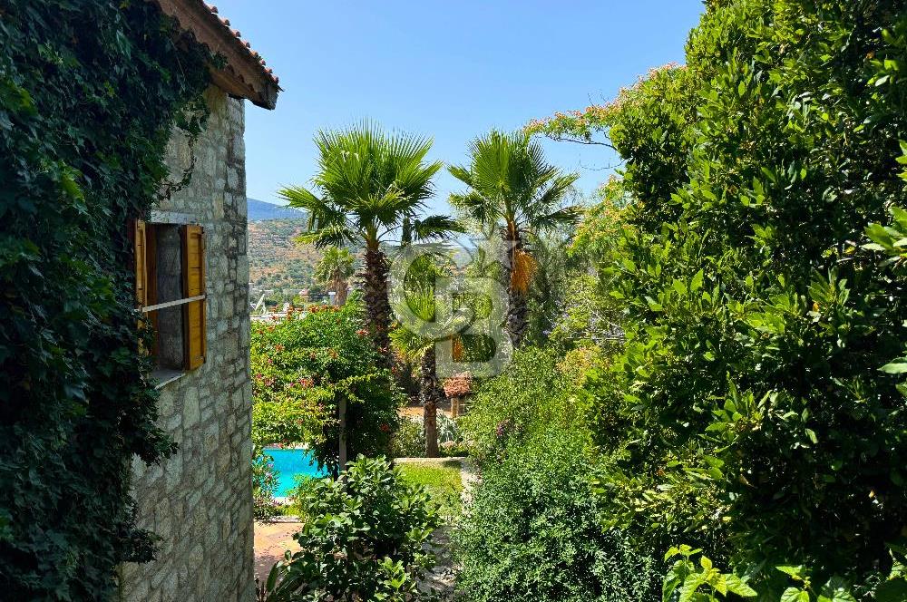 Eski Datça'da Satılık Geniş Bahçeli ve Havuzlu Taş Villa