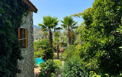 Eski Datça'da Satılık Geniş Bahçeli ve Havuzlu Taş Villa