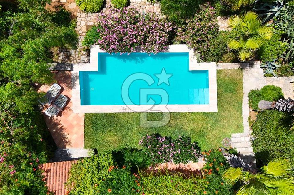 Eski Datça'da Satılık Geniş Bahçeli ve Havuzlu Taş Villa