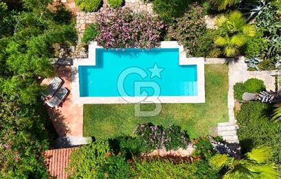 Eski Datça'da Satılık Geniş Bahçeli ve Havuzlu Taş Villa