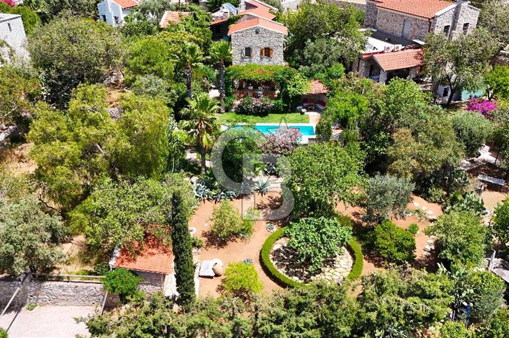Eski Datça'da Satılık Geniş Bahçeli ve Havuzlu Taş Villa