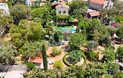 Eski Datça'da Satılık Geniş Bahçeli ve Havuzlu Taş Villa