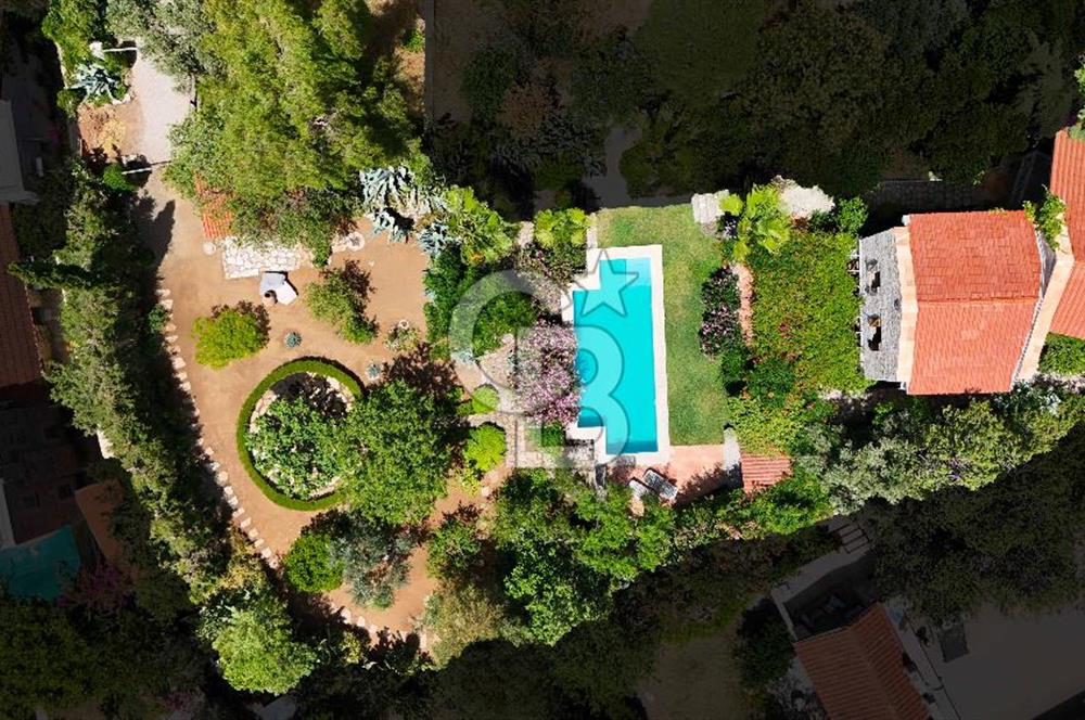 Eski Datça'da Satılık Geniş Bahçeli ve Havuzlu Taş Villa