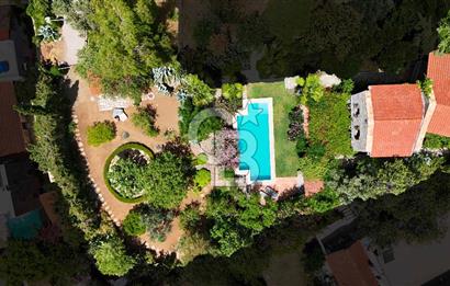 Eski Datça'da Satılık Geniş Bahçeli ve Havuzlu Taş Villa