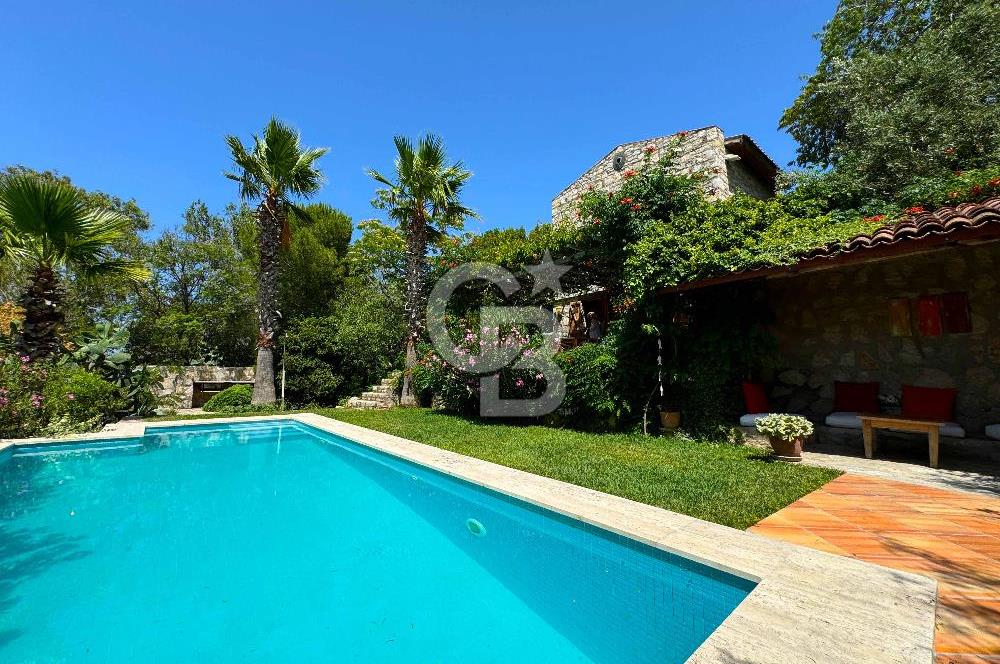 Eski Datça'da Satılık Geniş Bahçeli ve Havuzlu Taş Villa