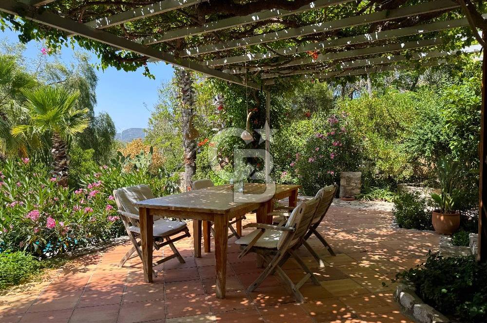 Eski Datça'da Satılık Geniş Bahçeli ve Havuzlu Taş Villa