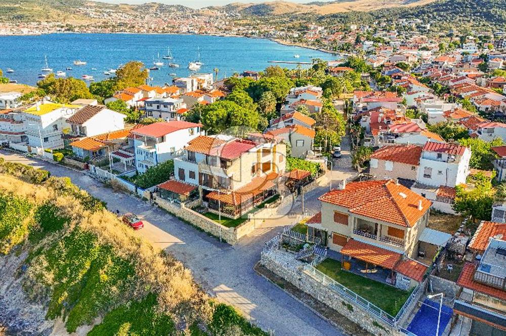 YENİFOÇA BURUNUCU'NDA DENİZ'E SIFIR EŞSİZ TAŞ VİLLA