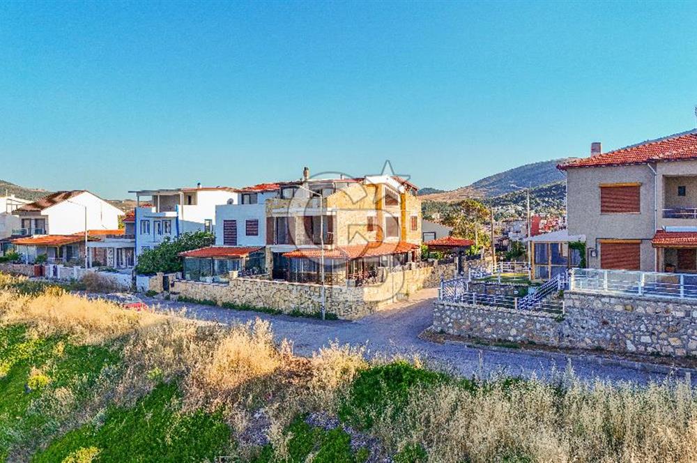 YENİFOÇA BURUNUCU'NDA DENİZ'E SIFIR EŞSİZ TAŞ VİLLA