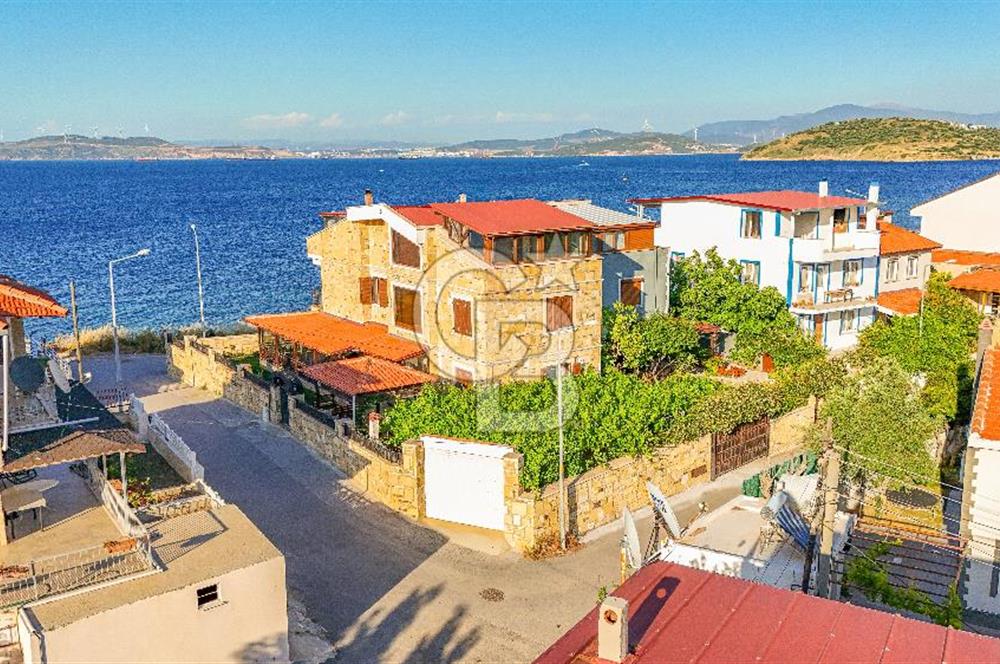 YENİFOÇA BURUNUCU'NDA DENİZ'E SIFIR EŞSİZ TAŞ VİLLA