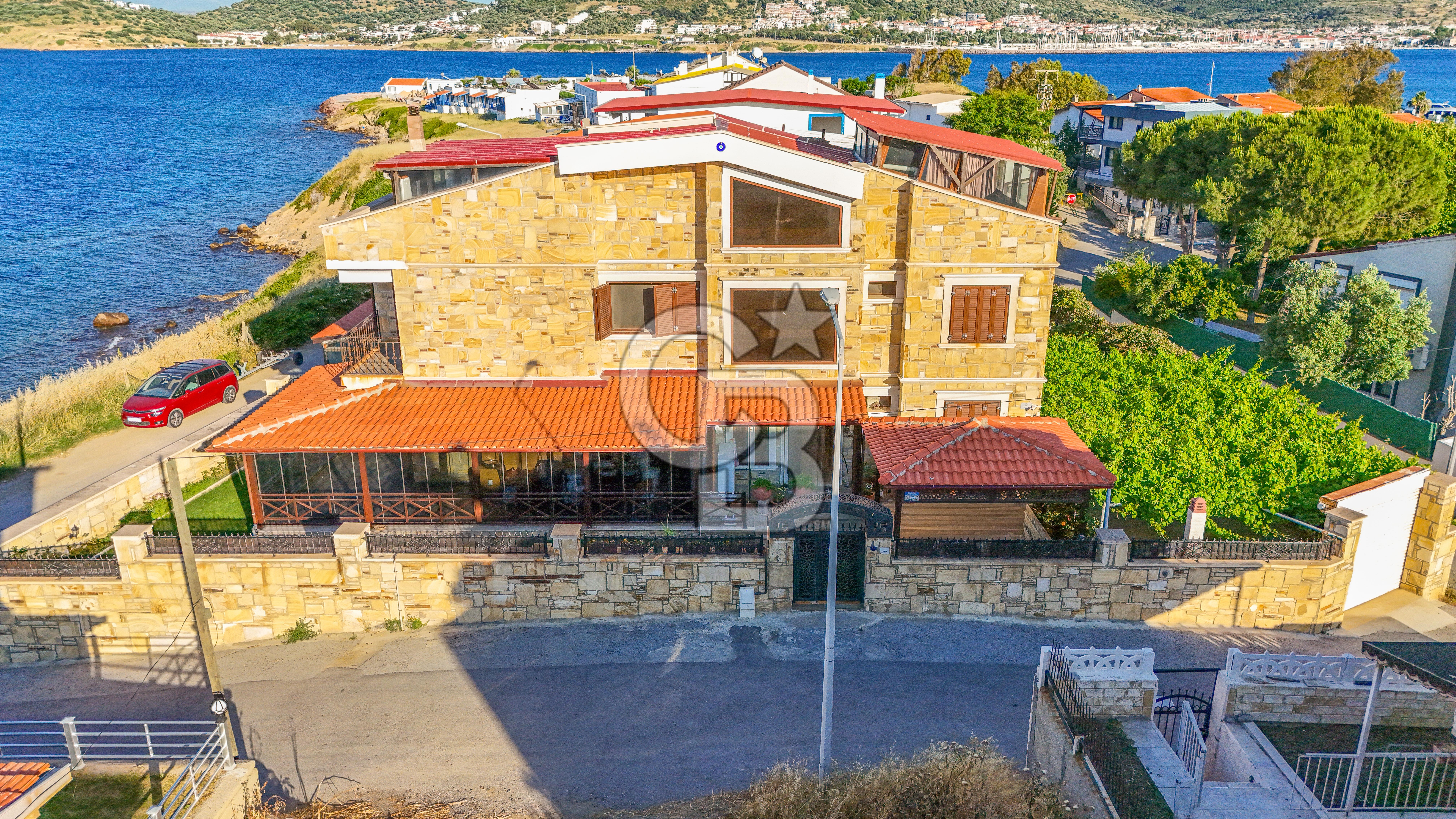 YENİFOÇA BURUNUCU'NDA DENİZ'E SIFIR EŞSİZ TAŞ VİLLA
