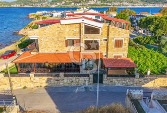 YENİFOÇA BURUNUCU'NDA DENİZ'E SIFIR EŞSİZ TAŞ VİLLA - 1 - 354102