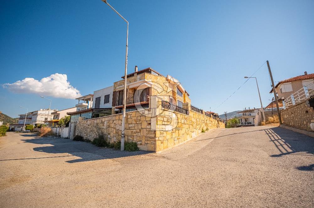 YENİFOÇA BURUNUCU'NDA DENİZ'E SIFIR EŞSİZ TAŞ VİLLA