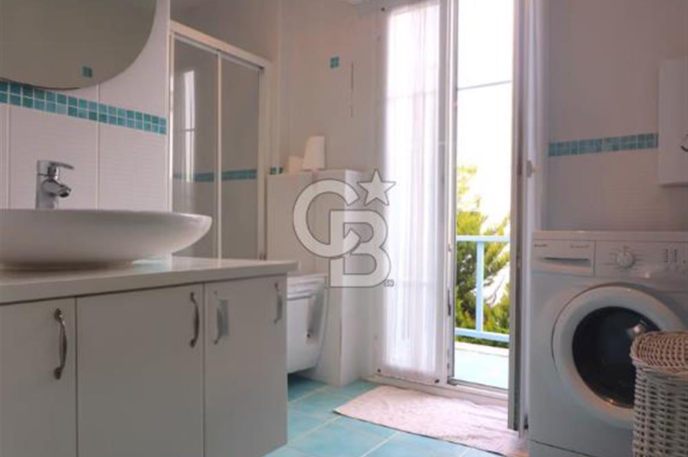 ÇEŞME ALAÇATI'DA HAVUZLU BUTİK SİTE İÇERİSİNDE 3+1 SATILIK VİLLA
