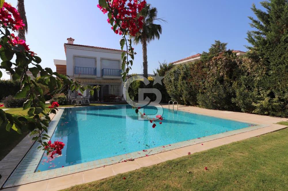 ÇEŞME ALAÇATI'DA HAVUZLU BUTİK SİTE İÇERİSİNDE 3+1 SATILIK VİLLA