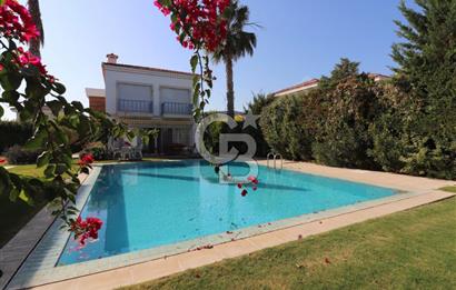 ÇEŞME ALAÇATI'DA HAVUZLU BUTİK SİTE İÇERİSİNDE 3+1 SATILIK VİLLA