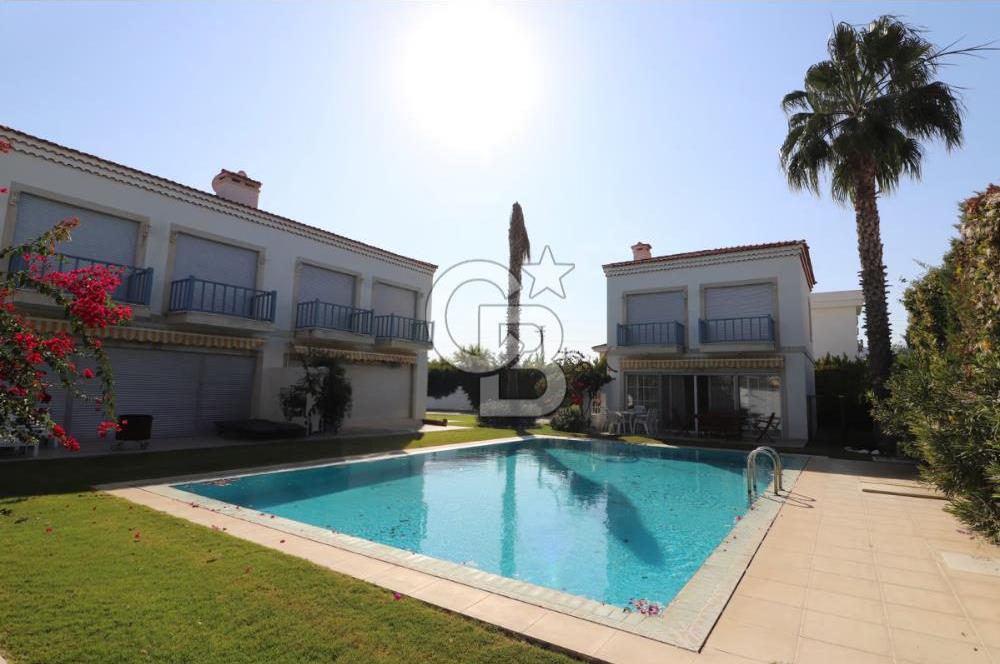 ÇEŞME ALAÇATI'DA HAVUZLU BUTİK SİTE İÇERİSİNDE 3+1 SATILIK VİLLA