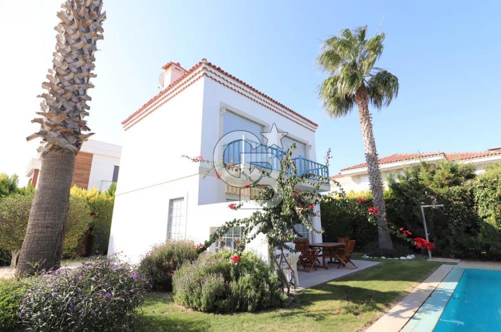 ÇEŞME ALAÇATI'DA HAVUZLU BUTİK SİTE İÇERİSİNDE 3+1 SATILIK VİLLA