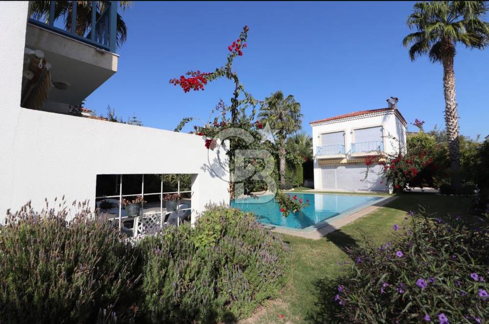ÇEŞME ALAÇATI'DA HAVUZLU BUTİK SİTE İÇERİSİNDE 3+1 SATILIK VİLLA