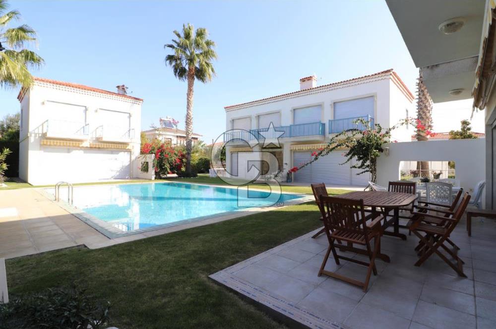 ÇEŞME ALAÇATI'DA HAVUZLU BUTİK SİTE İÇERİSİNDE 3+1 SATILIK VİLLA