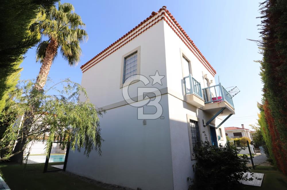 ÇEŞME ALAÇATI'DA HAVUZLU BUTİK SİTE İÇERİSİNDE 3+1 SATILIK VİLLA
