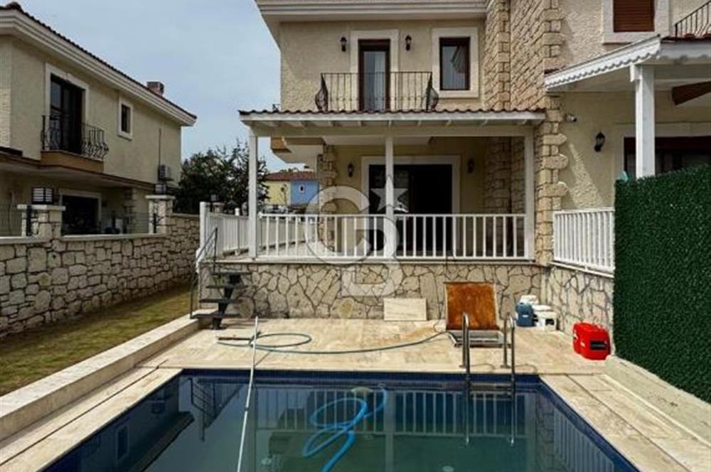 ALAÇATI MERKEZDE HAVUZLU 3+1 VİLLA