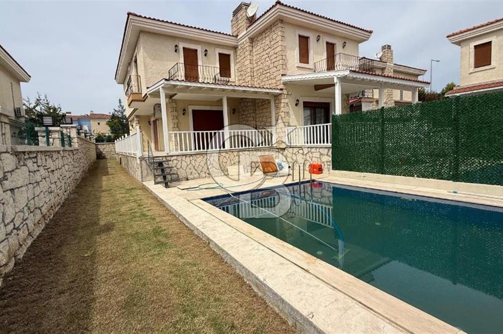 ALAÇATI MERKEZDE HAVUZLU 3+1 VİLLA