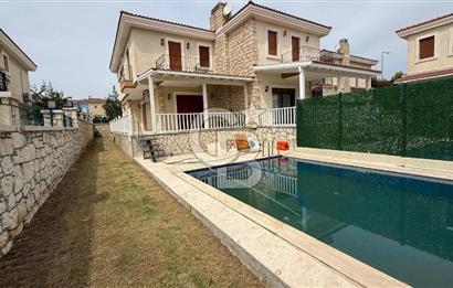 ALAÇATI MERKEZDE HAVUZLU 3+1 VİLLA