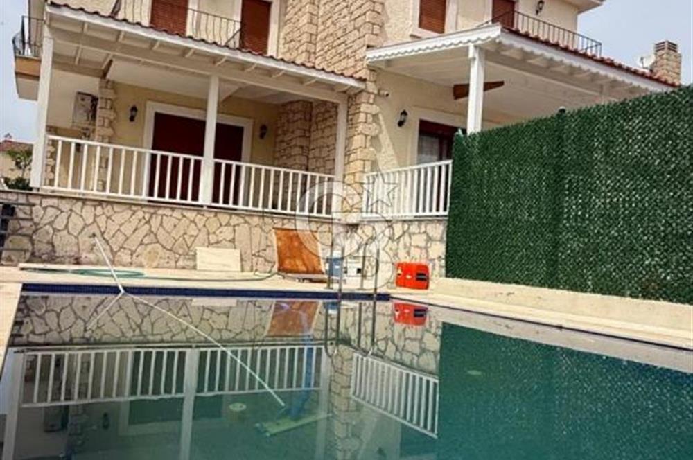 ALAÇATI MERKEZDE HAVUZLU 3+1 VİLLA