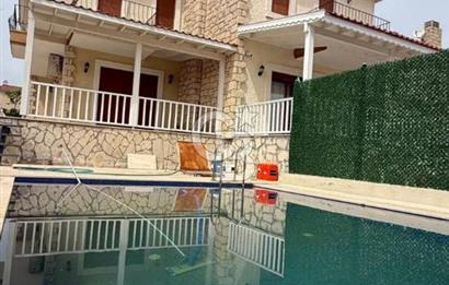ALAÇATI MERKEZDE HAVUZLU 3+1 VİLLA