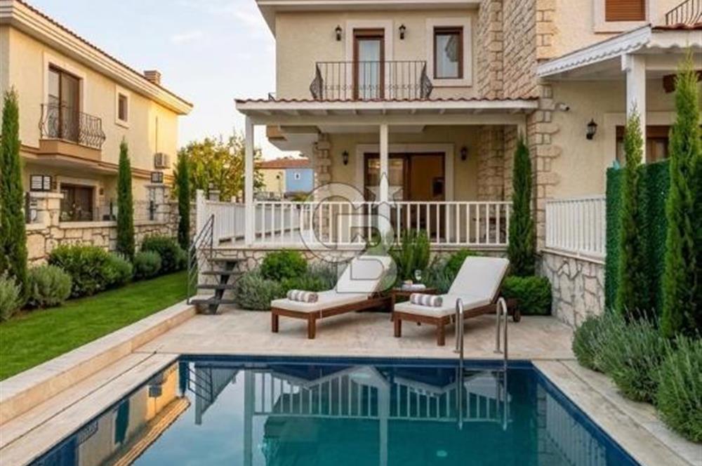 ALAÇATI MERKEZDE HAVUZLU 3+1 VİLLA