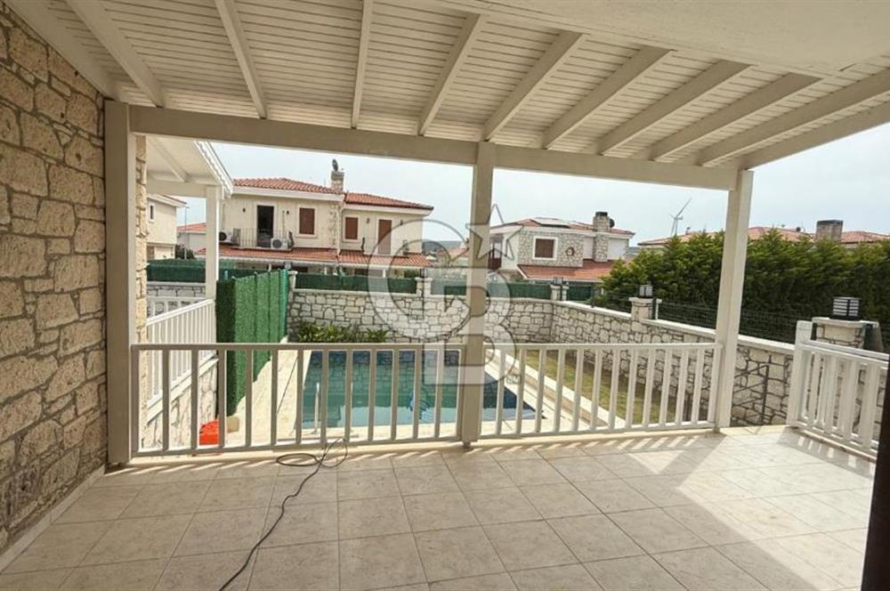 ALAÇATI MERKEZDE HAVUZLU 3+1 VİLLA