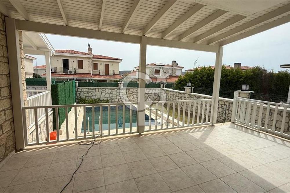 ALAÇATI MERKEZDE HAVUZLU 3+1 VİLLA