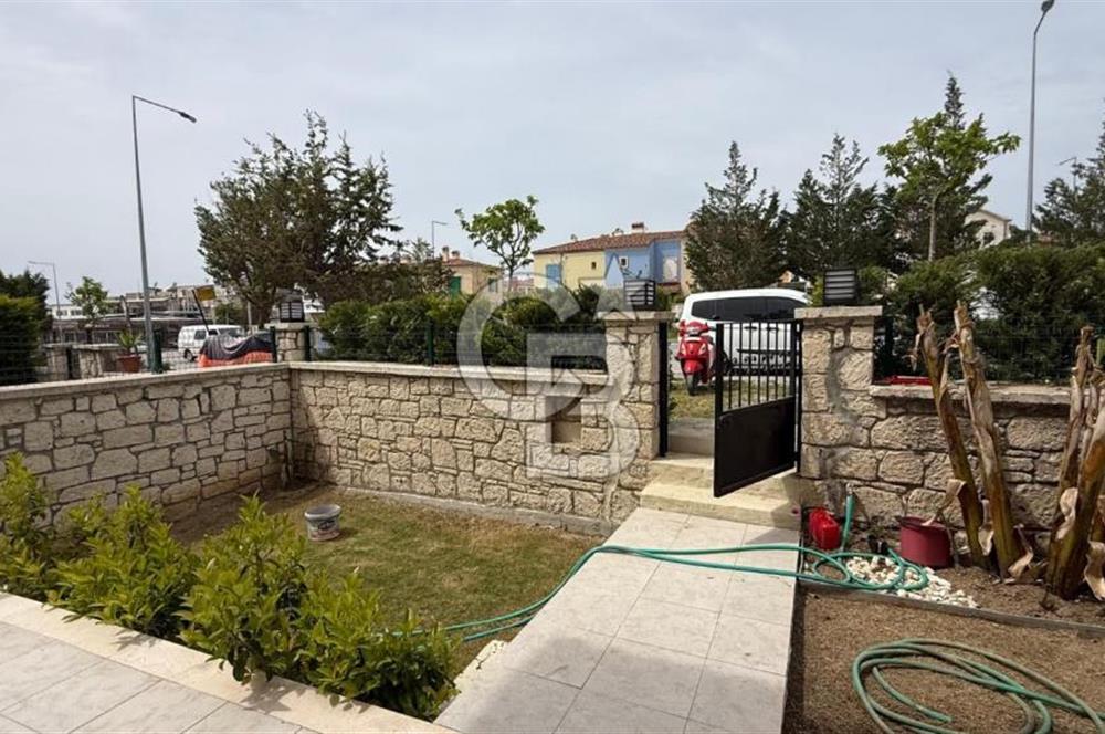 ALAÇATI MERKEZDE HAVUZLU 3+1 VİLLA