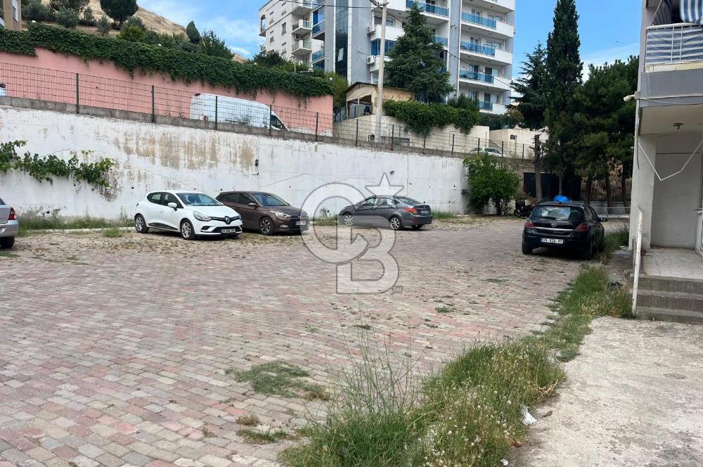 Karşıyaka Örnekköy'de Full Tadilatlı Arakat Satılık Daire